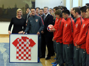 Predsjednica Grabar-Kitaroviæ sa nogometnom reprezentacijom i èelnicima HNS-a