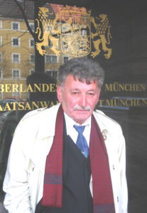 Petar Kegalj ispred zgrade Visokog zemaljskog suda u Muenchenu