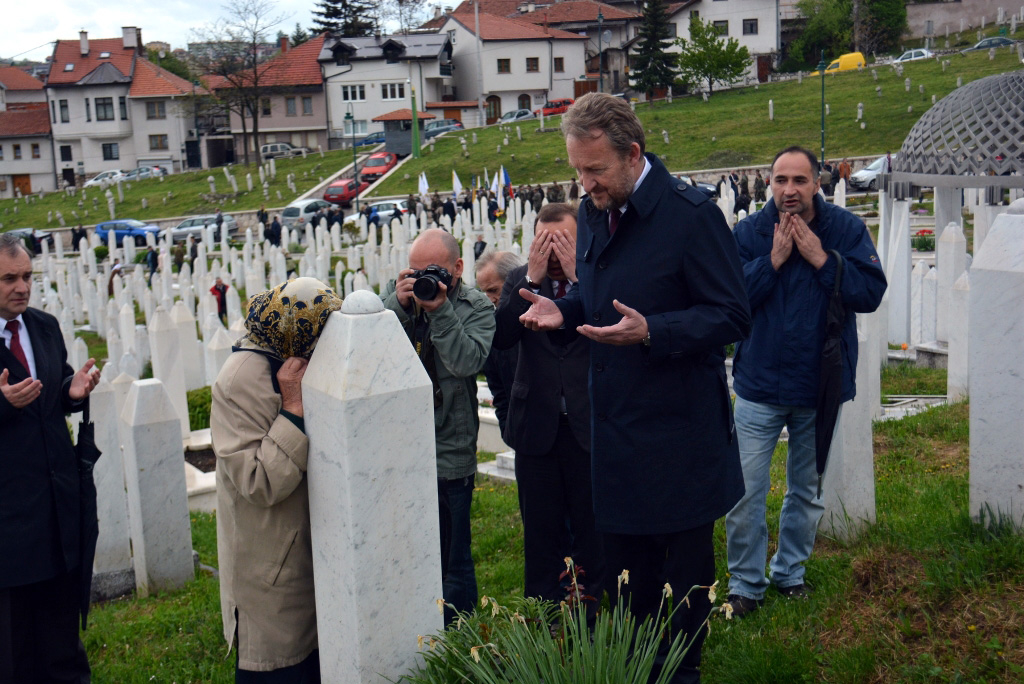 Izetbegoviæ: 2. svibnja presudna bitka za Sarajevo