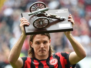 epa04763801 Frankfurt's Alexander Meier holds the Kicker magazine's top scorer's trophy after the German Budesliga soccer match between Eintracht Frankfurt and Bayer Leverkusen in the Commerzbank Arena, Frankfurt, Germany, May 23 2015.  EPA/ARNE DEDERT (EMBARGO CONDITIONS - ATTENTION - Due to the accreditation guidelines, the DFL only permits the publication and utilisation of up to 15 pictures per match on the internet and in online media during the match)