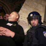 Interventna policija opkolila ulaz crkve sv. Marka, branitelji u molitvi