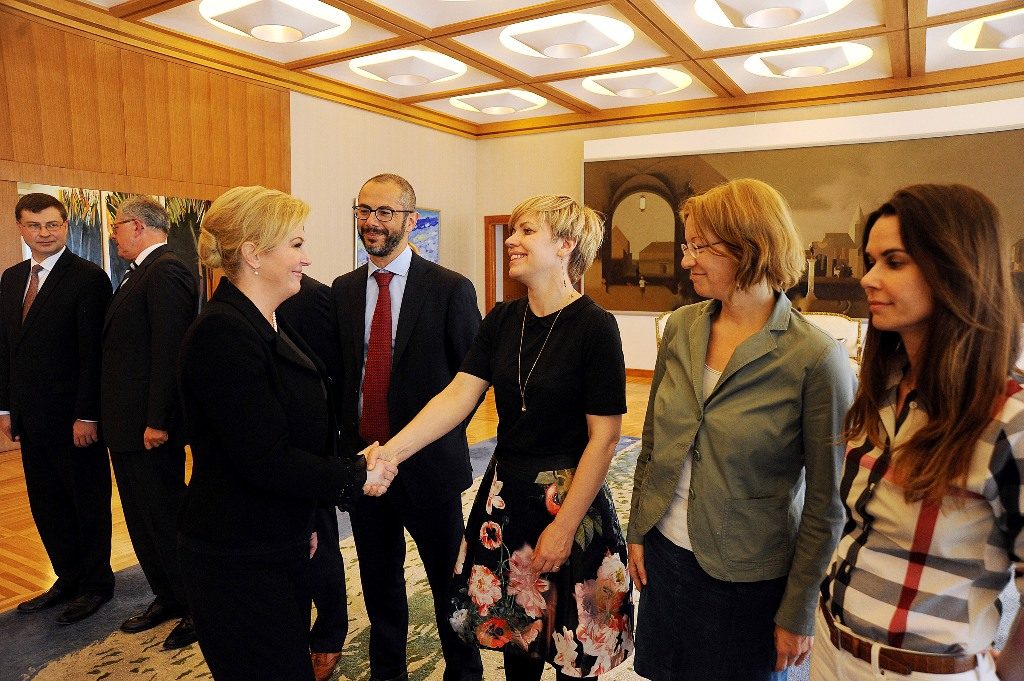 Zagreb, 29.5.2015.- Hrvatska predsjednica Kolinda Grabar-Kitarović primila je potpredsjednika Europske komisije za euro i socijalni dijalog Valdisa Dombrovskisa.  foto HINA/ Denis CERIĆ/ ua