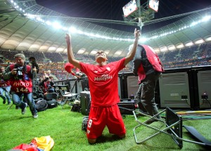 epa04771347 Sevilla's Carlos Bacca celebrates after scoring the 3-2 lead during the UEFA Europa League final between FC Dnipro Dnipropetrovsk and Sevilla FC at the National Stadium in Warsaw, Poland, 27 May 2015.  EPA/LESZEK SZYMANSKI