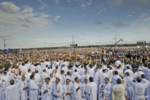 epa04844274 A picture made available on 12 July 2015 of faithful attending a mass led by Pope Francis at the Shrine of the Virgin of Caacupe, in Caacupe, Paraguay, 11 July 2015. Pope Francis is in Paraguay as part of his Latin American tour running from 05 to 12 July 2015.  EPA/CIRO FUSCO