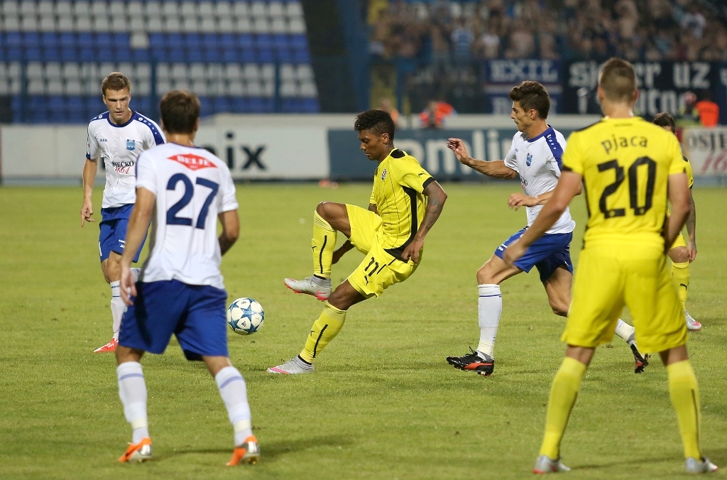 Osijek, 19.7.2015. - U susretu drugog kola Prve HNL Osijek i Dinamo su pred 5,000 gledatelja na stadionu Gradski vrt odigrali 1-1 i 'modri' niti u trećem susretu ove sezone nisu upisali pobjedu. foto HINA/ ua