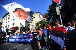 Beograd: Vojislav Šešelj zapalio hrvatsku zastavu ispred hrvatskog veleposlanstva