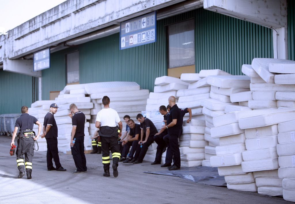 Zagreb, 17.09.2015.- Zagrebaèki gradonaèelnik Milan Bandiæ posjetio je 1. paviljon na Zagrebaèkom velesajmu koji Ured za krizne situacije Grada Zagreba priprema za smjetaj izbjeglica. foto HINA/ ua