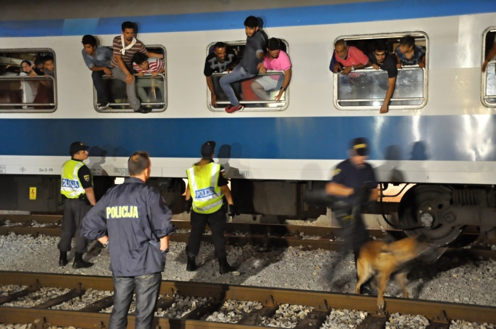 Ljubljana, 17.9.2015 - Slovenska pogranièna policija u èetvrtak naveèr je malo nakon 19 sati u Dobovi, na slovenskoj strani granice s Hrvatskom, zaustavila meðunarodni vlak Beograd-Ljubljana i iz njega izdvojila 200 do 250 osoba za koje se sumnja da su izbjeglice i migranti.  foto HINA/ STA/ Rasto Boiè/ ua