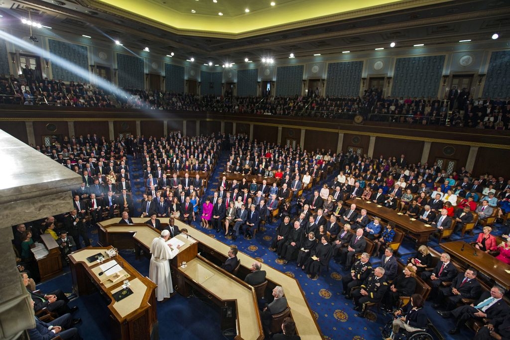 epa04946804 Pope Francis (bottom L) delivers a much anticipated speech to the U.S. House of Representatives in the US Capitol in Washington DC, USA, 24 September 2015. Pope Francis is on a five-day trip to the USA, which includes stops in Washington DC, New York and Philadelphia, after a three-day stay in Cuba.  EPA/JIM LO SCALZO