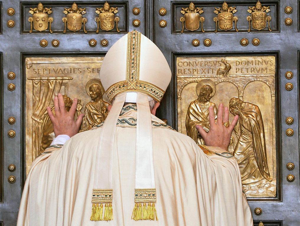 epa05059416 Pope Francis opens the Holy Door of Saint Peter's Basilica, formally starting the Jubilee of Mercy, at the Vatican City, 08 December 2015. The 'Holy Door' is the northernmost entrance at Saint Peter's Basilica in the Vatican, that used to be sealed and only opened for Jubilee Years. The opening of the Holy Door is symbolically illustrating that the faithful are offered an unusual path during time of jubilee. The Jubilee of Mercy is an Extraordinary Holy Year that opens 08 December 2015 and ends 20 November 2016. EPA/MAURIZIO BRAMBATTI
