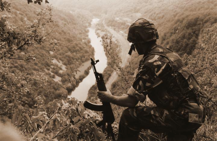 Pripadnik 128. brigade HV-a iznad Une u kolovozu 1995. nakon Operacije Oluja