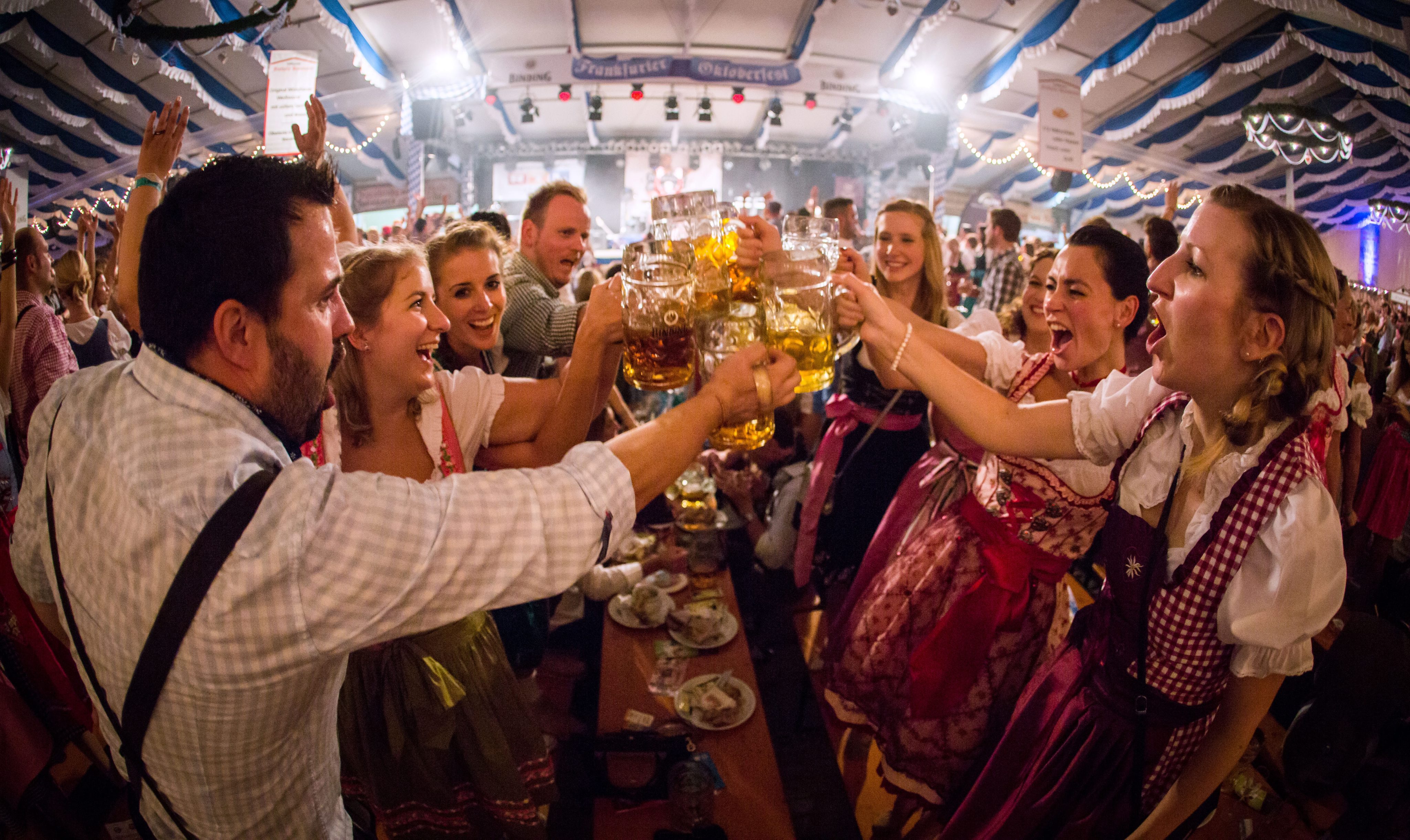 Октоберфест сколько пивоварен участвует в празднике. Октоберфест Мюнхен туристы. Октоберфест 1810. Октоберфест 2022 в Германии.