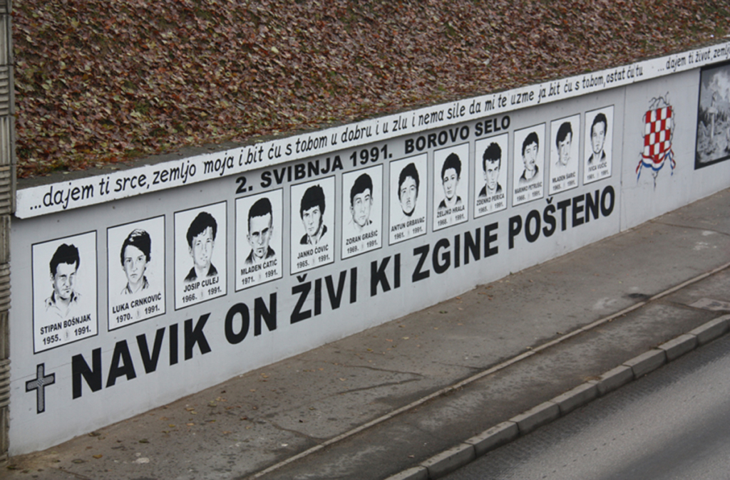 FOTO) Priča o muralu u Vinkovcima u znak sjećanja na 12 poginulih  redarstvenika u Borovu selu – narod.hr