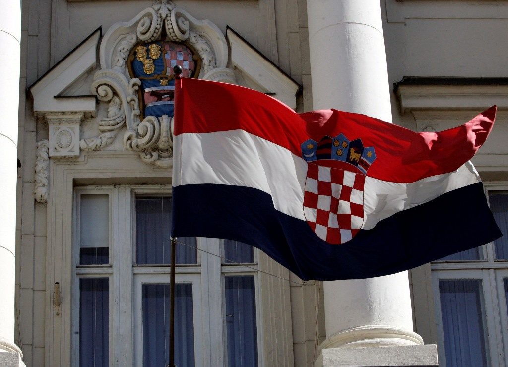 Hrvatska zastava ispred sabora