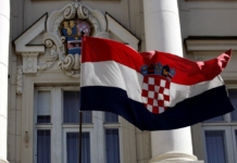 Hrvatska zastava ispred sabora