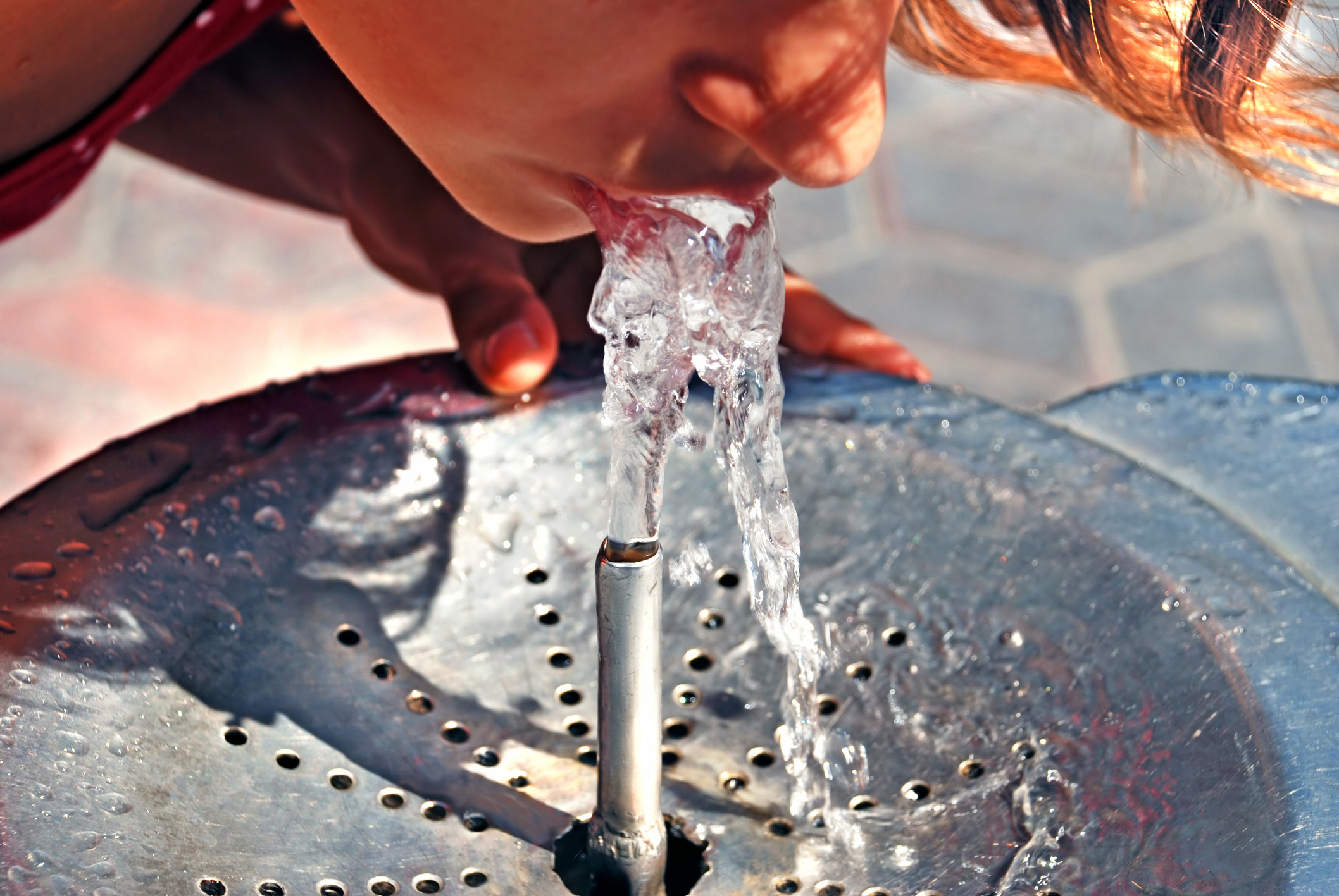 Чтоб стекала вода. Пить воду из фонтана. Питьевой фонтанчик. Питьть воду из фонтанчика. Пьет из фонтана.