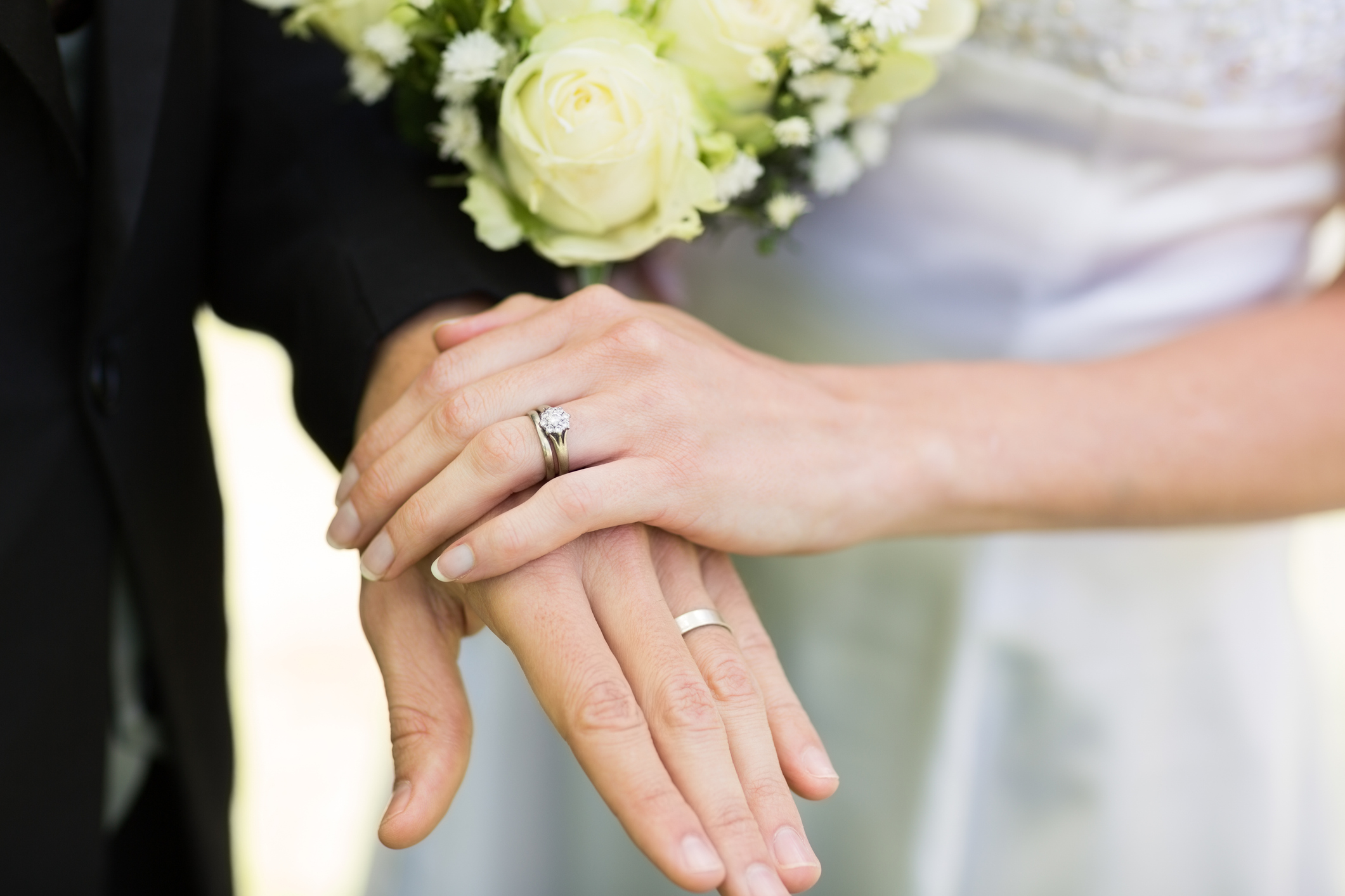 Картинка замужества. Руки молодоженов с кольцами. Свадебные кольца на руках. Руки жениха и невесты с кольцами. Обручальные и помолвочные кольца.