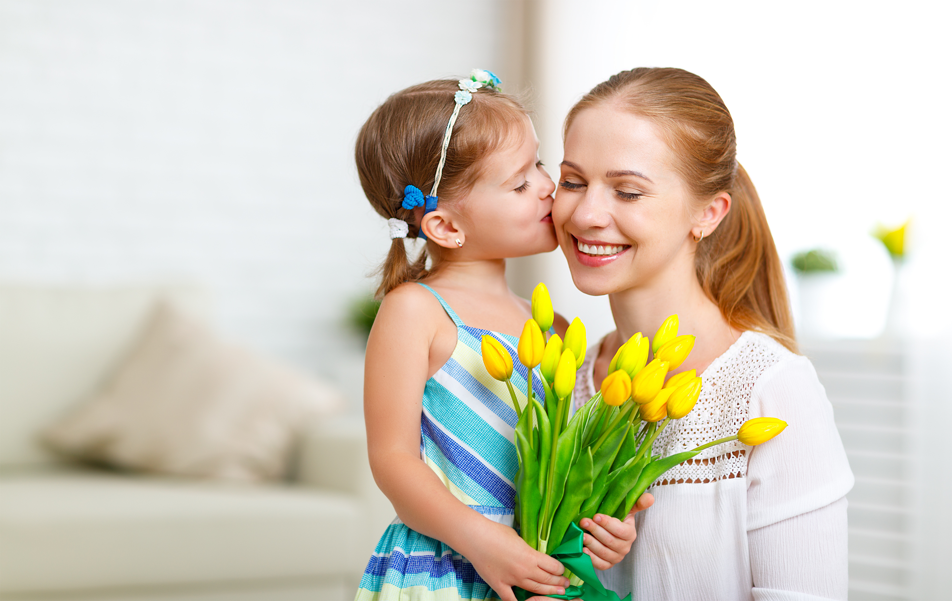 Мамы и матери 8. Мама дочь цветы. Мама и дочь с тюльпанами. Тюльпанов с дочкой. Дети поздравляют маму.