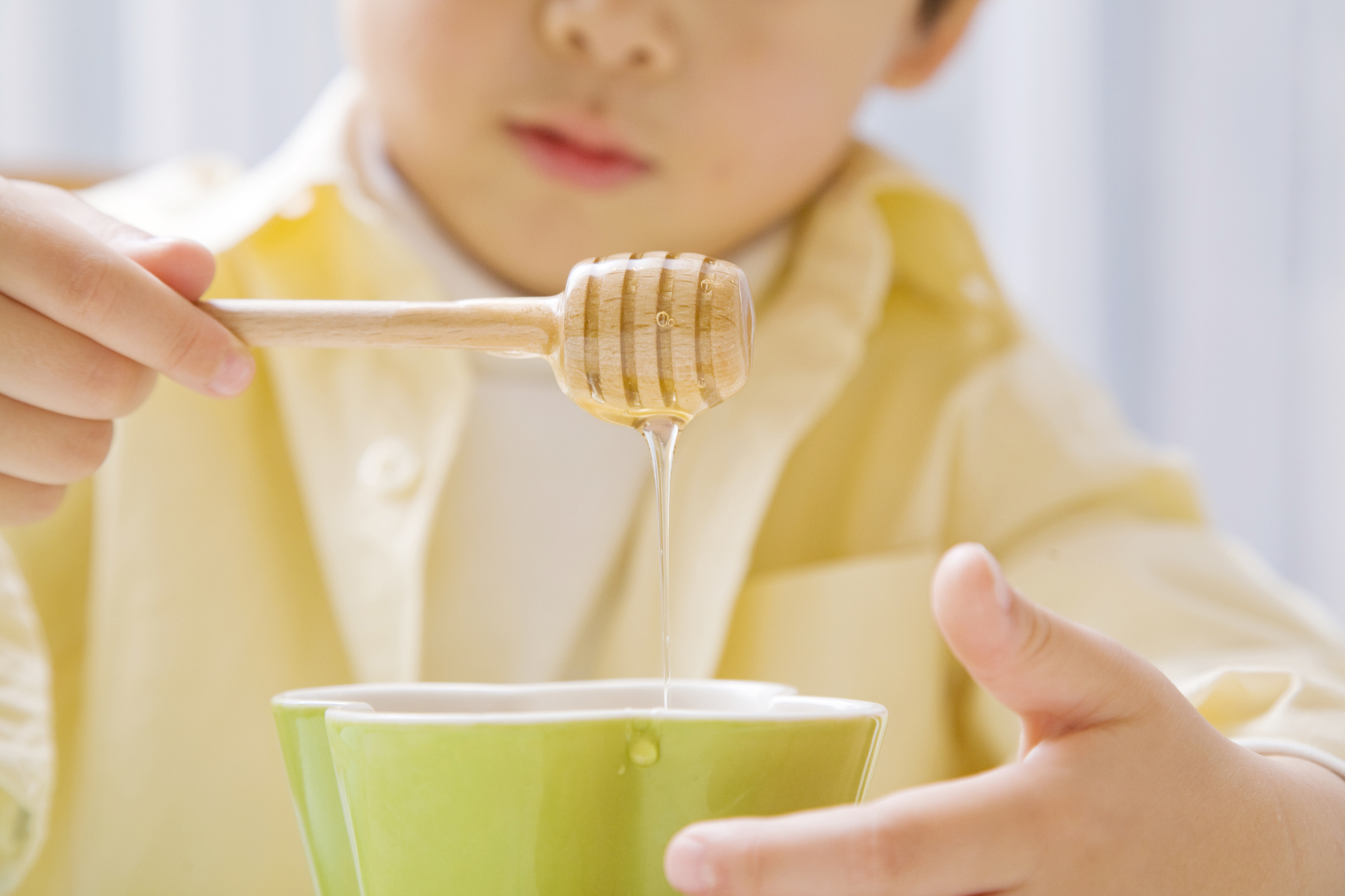 Кашель во время еды. Мед для детей. Ребенок и ложка меда. Мальчик ест мед.