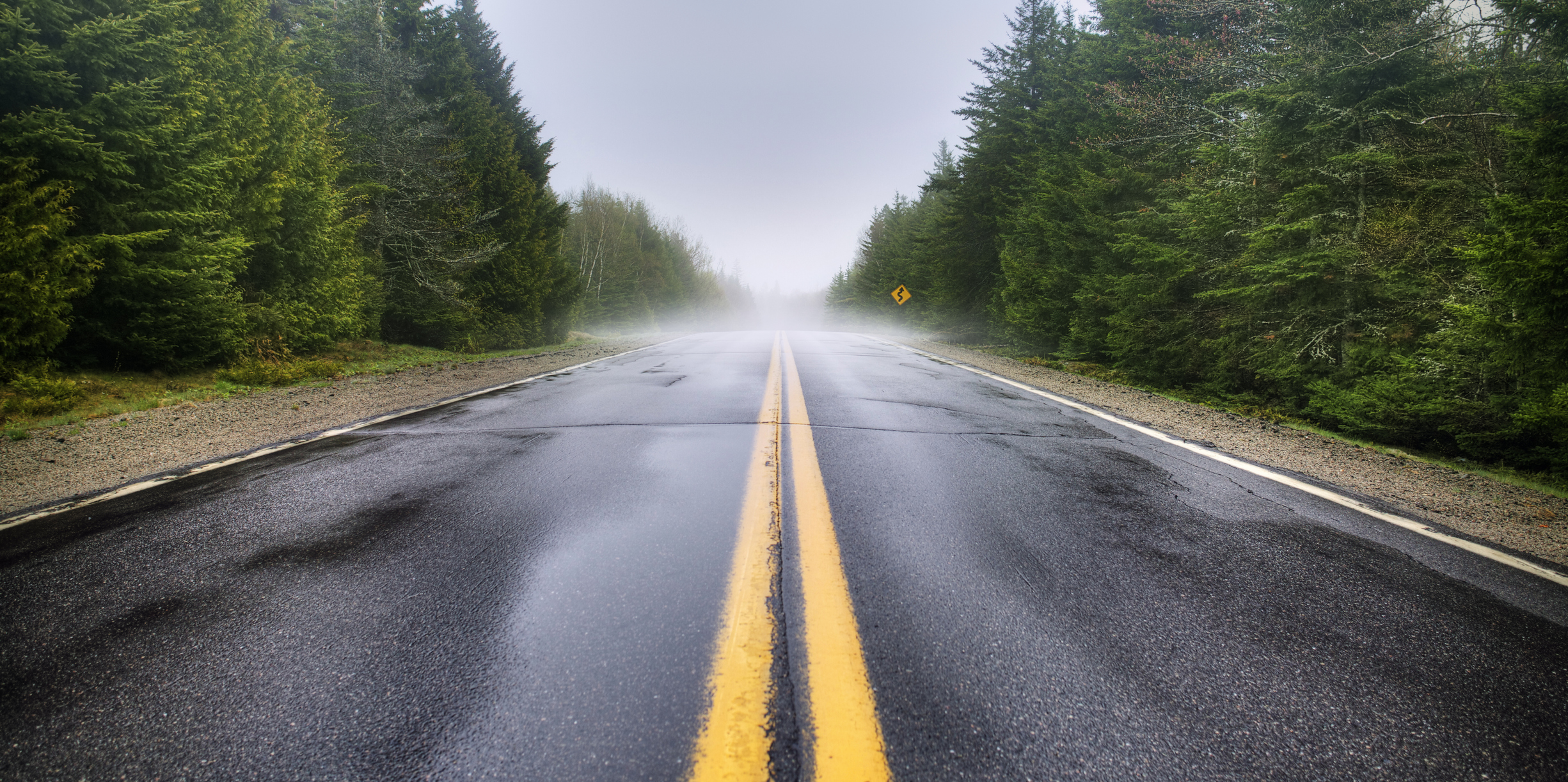 Lane road. Дорога с дождём вид сверху. Two Lane Road. Знак туман на дороге. Фото дождевой дороги.