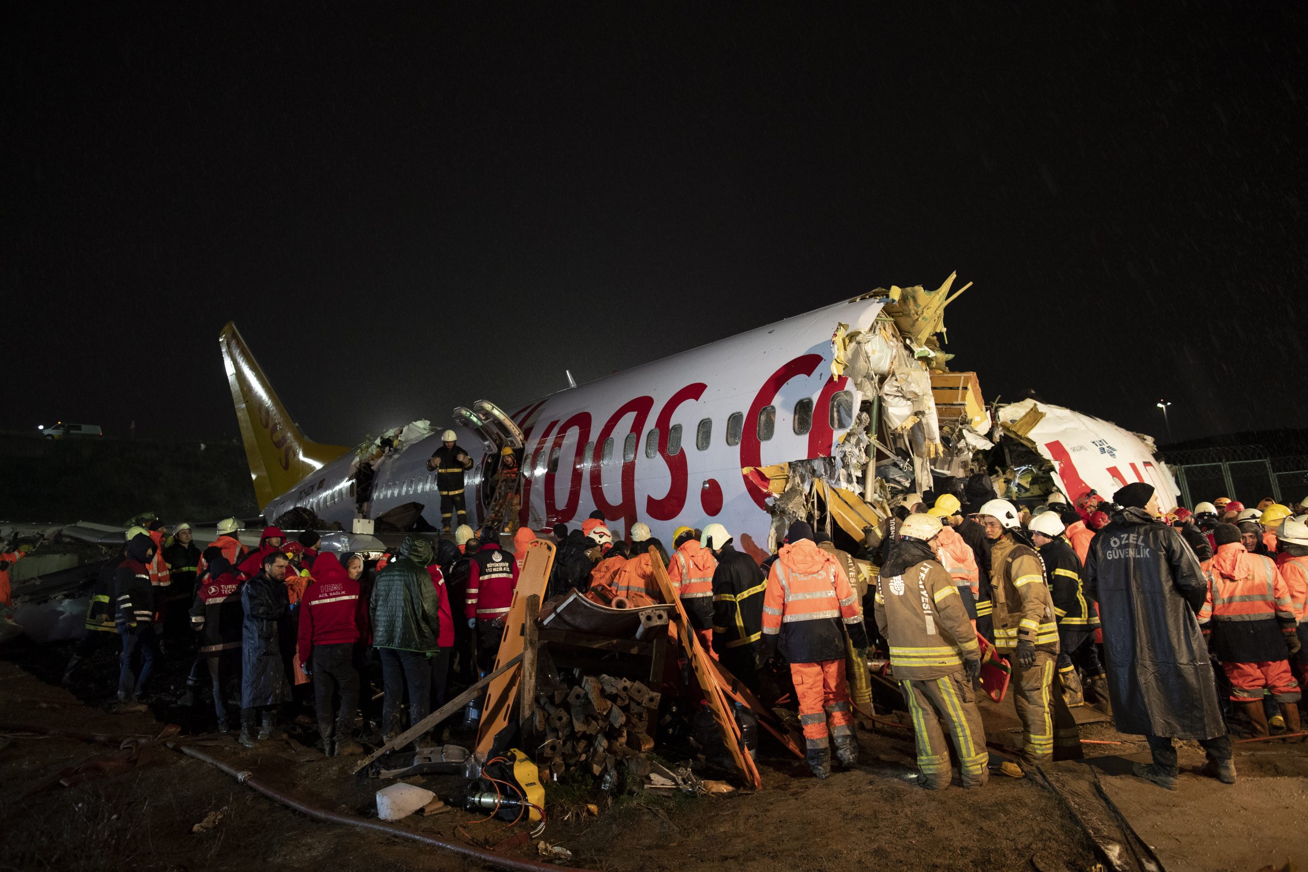 Чей самолет упал сегодня в севастополе. Катастрофа Boeing 737 в Стамбуле. Боинг 737 катастрофа аэропорте. Авиакомпания Пегасус авиакатастрофа. Пегасус авиакомпания катастрофы.