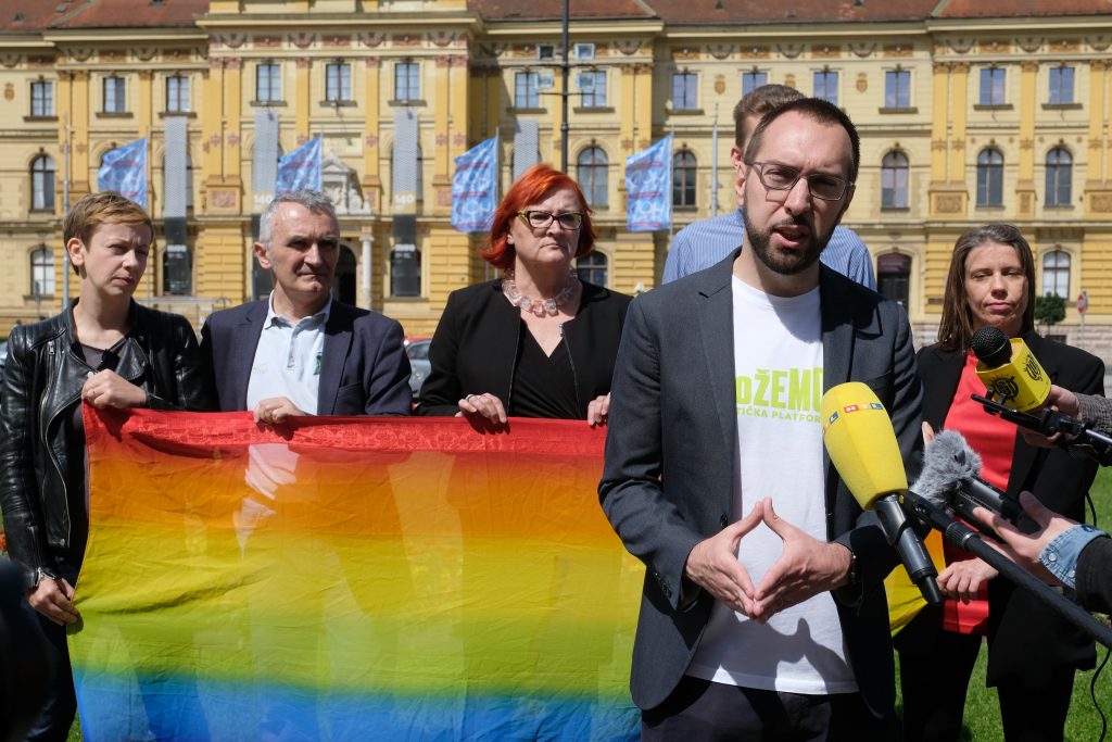 Ordo Iuris podnio prekršajnu prijavu protiv Zagreb Pridea zbog otuđenih  zastava Hoda za život: 'Nisu spriječili huškanje i pozive na krađu i  paljenje' – narod.hr