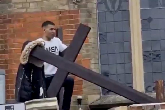 Uhićen muškarac koji je srušio križ s krova crkve u Londonu London-696x464