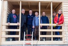 Biskup Košić: Sagrađena prva od stotinu montažnih drvenih kuća za stradale u potresu
