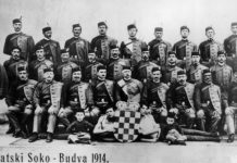 Hrvatski Sokol u Budvi 1914. godine ima početno polje hrvatskog grba bijelo