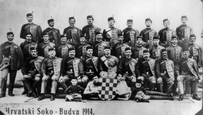 Hrvatski Sokol u Budvi 1914. godine ima početno polje hrvatskog grba bijelo