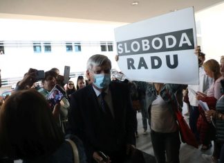 Prosvjed protivnika covid potvrda ispred KBC Zagreb