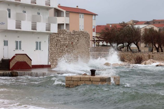 Ražanac, 11.12.2021. - Olujna bura u podvelebitskom kanalu.