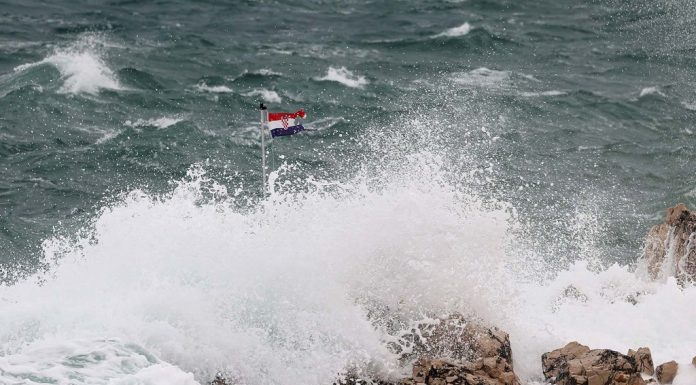 Ražanac, 11.12.2021. - Olujna bura u podvelebitskom kanalu.