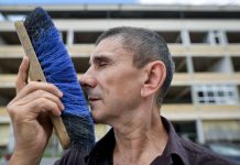 Tko je Siniša Labrović, 'umjetnik' koji o našem trošku pljuje, liže stopala i svlači se u javnosti? Tko je Siniša Labrović, 'umjetnik' koji o našem trošku pljuje, liže stopala i svlači se u javnosti?