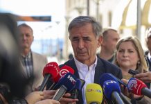 Pupovac pod policijskom pratnjom stigao u Split 'pružati otpor nasilju' Pupovac pod policijskom pratnjom stigao u Split 'pružati otpor nasilju'