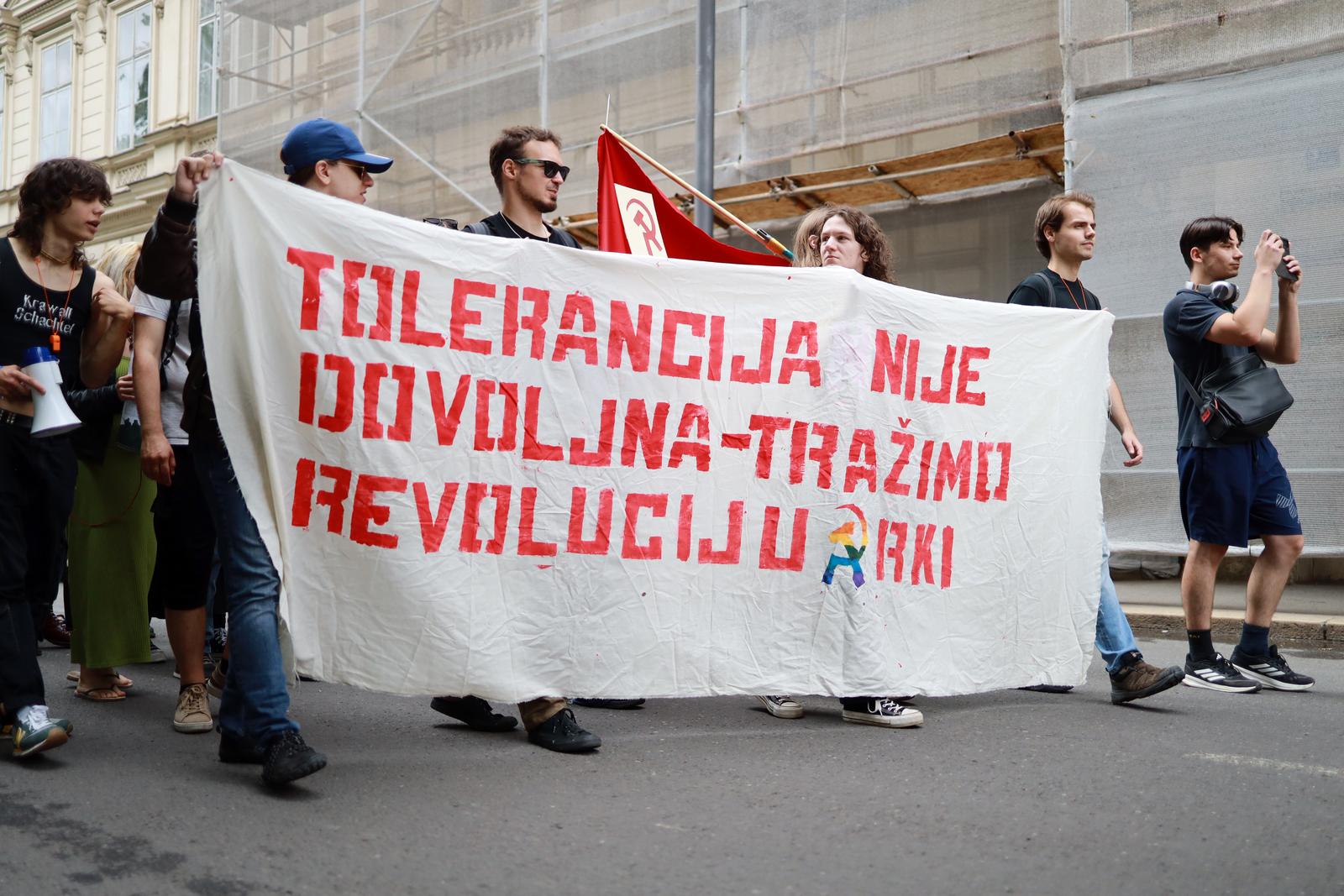 Degutantni prizori s ‘povorke ponosa’: Petokraka, srp i čekić, vulgarnosti, spolovila…